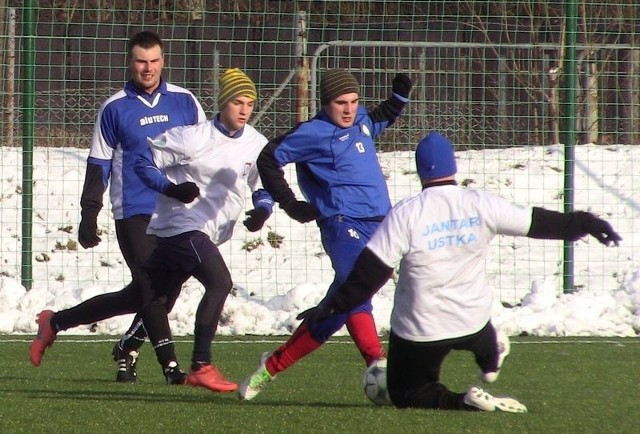 W meczu towarzyskim rozegranym w Słupsku, Jantar Ustka (klasa okręgowa) wygrał ze Stalą Jezierzyce  (klasa A) 3:0 (2:0).