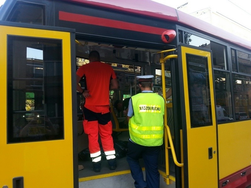 Mężczyzna zmarł w tramwaju linii 2. Nie pomogła reanimacja