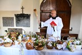 Wielka Sobota 2022. Święcenie pokarmów w klasztorze Ojców Franciszkanów w Pińczowie 