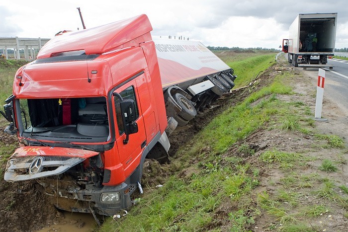 TIR wpadl do rowu na obwodnicy Slupska - 9 września 2011