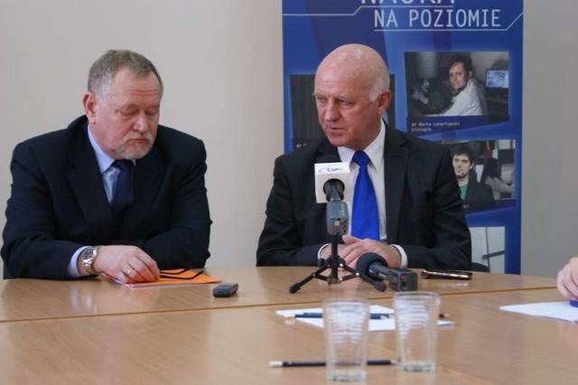 Prof. Andrzej Tretyn ( z lewej) :- Byliśmy związani z Grudziądzem, dlatego decyzja o zakończeniu działalności jest dla nas też porażką, ale nie mamy innego wyjścia. Robert Malinowski ( z prawej): - To duży problem dla mnie. Będę musiał się z nim zmierzyć.