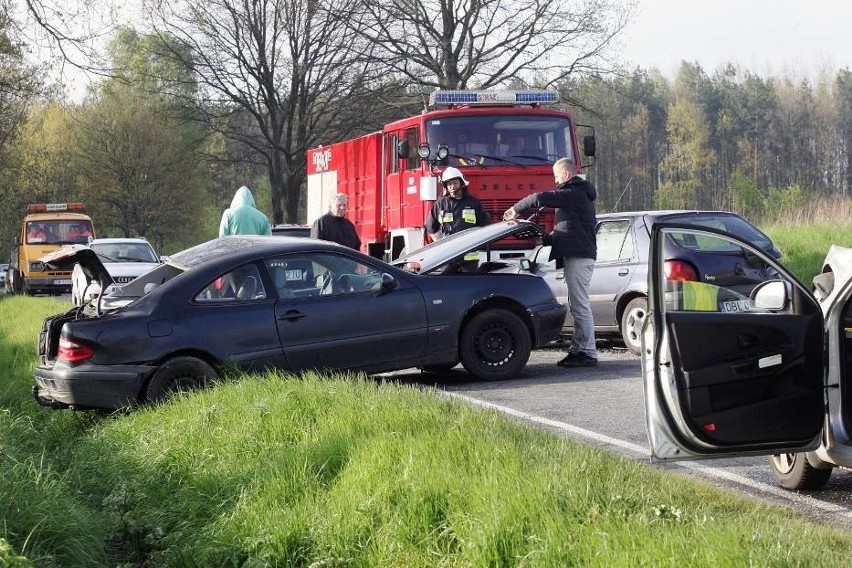 Wypadek pod Legnicą. Zderzenie 4 aut, 6 osób rannych