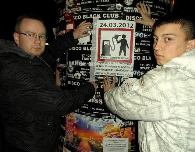 Paweł Orłowski(od lewej) i Karol Gralikowski plakatują miasto, żeby do akcji dołączyło się jak najwięcej mieszkańców. - Można potwierdzać swoją obecność dzwoniąc do nas &#8211; mówią młodzi. (tel. +48 666288648, +48 600905126)