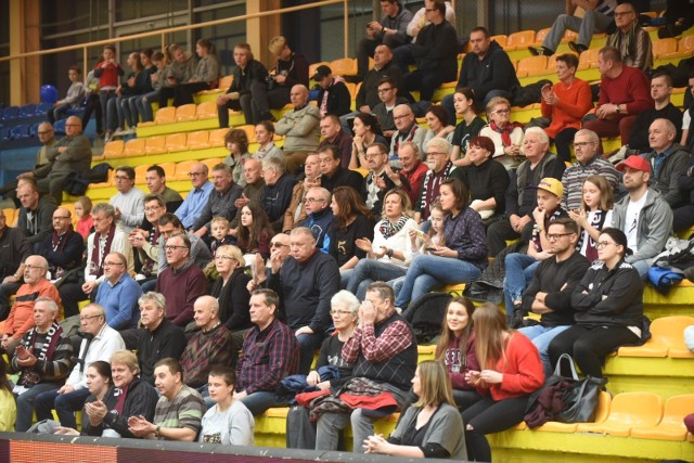 Energa Toruń rozgromiła PGE MKK Siedlce aż 121:63 w meczu 21. kolejki Energa Basket Ligi Kobiet. Katarzynki już do przerwy miały 30 punktów przewagi.We wcześniejszej części sezonu Energa dwukrotnie mogła się pochwalić zdobyciem co najmniej 100 punktów w meczu. W sobotni wieczór torunianki bardzo szybko pokazały, że mają zamiar pokusić się o przekroczenie tej granicy po raz kolejny. W samej tylko drugiej kwarcie Katarzynki rzuciły 36 punktów.Energa była lepsza od PGE MKK pod każdym względem. Trener gości dał szansę gry ośmiu zawodniczkom, ale przez co najmniej dziesięć minut zagrała tylko szóstka. Stefan Svitek, szkoleniowiec Energi, rotował natomiast znacznie szerszym składem - swoje punkty rzuciło jedenaście torunianek. Katarzynki szukały kolejnych celnych rzutów do końca meczu, nawet przy już bardzo wysokim prowadzeniu.121 punktów to nie tylko tegoroczny rekord Energi, ale jednocześnie wyrównanie najlepszego wyniku naszej drużyny w historii jej startów w najwyższej klasie rozgrywkowej - równie okazałym dorobkiem Katarzynki mogły się pochwalić 8 lat temu w meczu z ŁKS-em Łódź.Energa Toruń - PGE MKK Siedlce 121:6325:13, 36:18, 30:18, 30:14Energa: Stankiewicz 19 (2), Begić 16, Kunek 15, Trzeciak 12 (2), Svaryte 12 oraz Harris 15 (2), Brezinova 13 (2), Tłumak 8 (2), Schmidt 6 (1), Skobel 4, Diawakana 1Zdjęcia z meczu i trybun --->