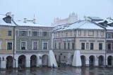 Pierwszy śnieg w Zamościu. Miasto wygląda bajecznie. Jest jednak ślisko i zimno, dwie kreski poniżej zera