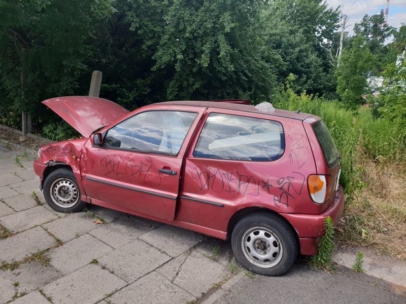 Zdemolowany volkswagen straszy przechodniów na ul. Pabianickiej ZDJĘCIA