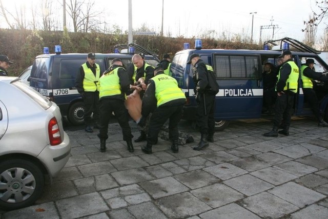 11 listopada 2010, mecz Oderki Opole z Rozwojem Katowice (2:2). Interwencja opolskiej policji.