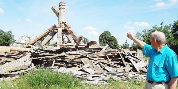 Burza, która przeszła nad wsią zniszczyła stary koźlak