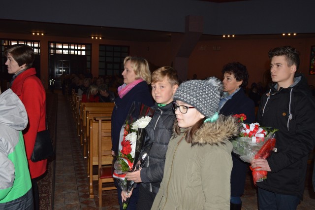 Delegacje uczniów złożyły kwiaty pod tablicą pamiątkową.