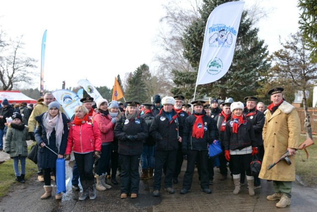 W Dąbkach zorganizowano II Uzdrowiskową Kąpiel Morsów. W zimowej kąpieli wzięło udział około 180 osób.Wszyscy miłośnicy morsowania spotkali się najpierw nad jeziorem Bukowo. Stamtąd wyruszył barwny korowód kierujący się na plażę. Gospodarzem wydarzenia był klub morsów ,,Darłowscy Twardziele". Łącznie w kąpieli uczestniczyło 16 klubów z całej Polski, w tym m.in. z Koszalina, Nowogardu, Rumii, Zgorzelca, Szamotuł, Nowej Soli, Krakowa i Poznania. - Morsowanie z roku na rok staje się coraz bardziej popularne. Ludzie  chętnie wybierają ten sposób aktywności. Liczę na to, że kąpiele morsów w Dąbkach na stałe wpiszą się w kalendarz gminnych wydarzeń - mówi Radosław Głażewski, wójt gminy Darłowo. Po powrocie z kąpieli na uczestników czekał gorący posiłek. Można było się ogrzać przy ognisku lub na pomoście podczas tańca. Zobacz także Finałowa kąpiel morsów w Mielnie 2016