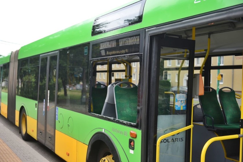 Zbita szyba w autobusie linii nr 95