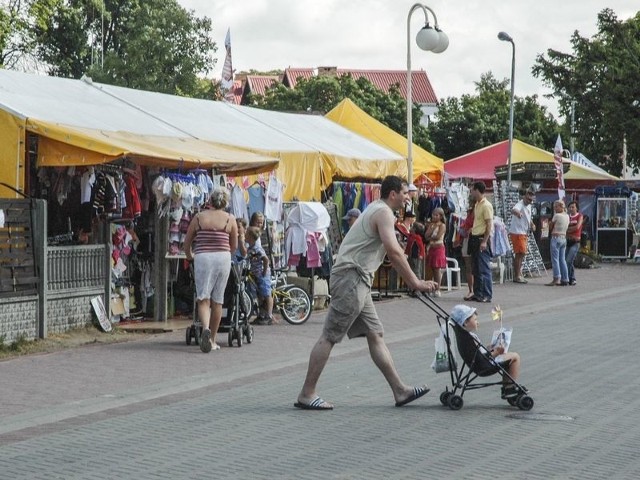 Ulica Nadmorska w Rowach w sezonie. Jeśli radni przegłosują uchwałę, namioty pozostaną, ale będą musiały stać co najmniej dwa metry od chodnika. 