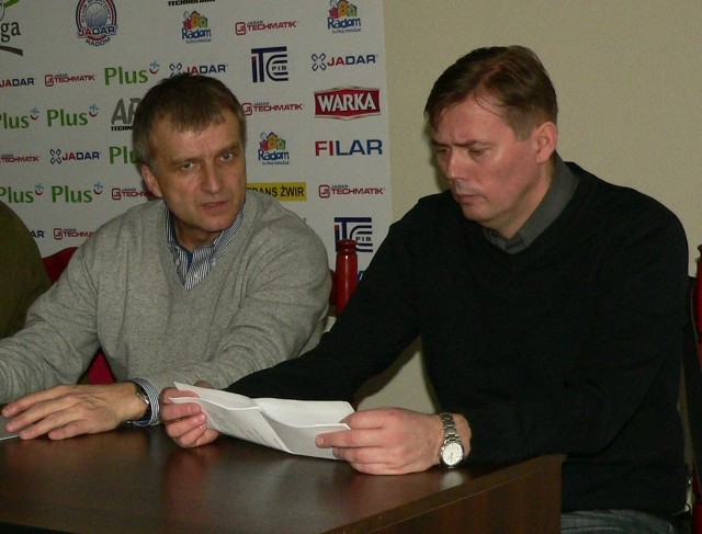 Prowadzona przez Krzysztofa Jaskulskiego (z prawej) drużyna kadetów Czarnych Radom powtórzyła sukces drużyny juniorów, prowadzonej przez Andrzeja Sitkowskiego (z lewej) i awansowała do półfinału mistrzostw Polski.