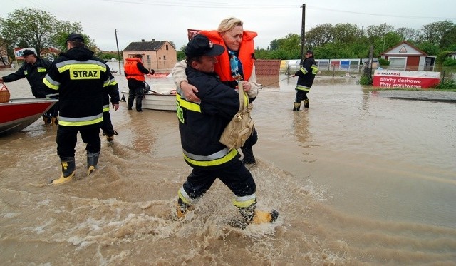 Ewakuacja mieszkańców z zalanej prawobrzeżnej części Sandomierza 19 maja 2010 roku. Wtedy woda rozmyła wał w Koćmierzowie, dzielnicy Sandomierza. Według szacunków MSWiA ewakuacji wymagało 2,5 tysiąca mieszkańców tej części miasta.