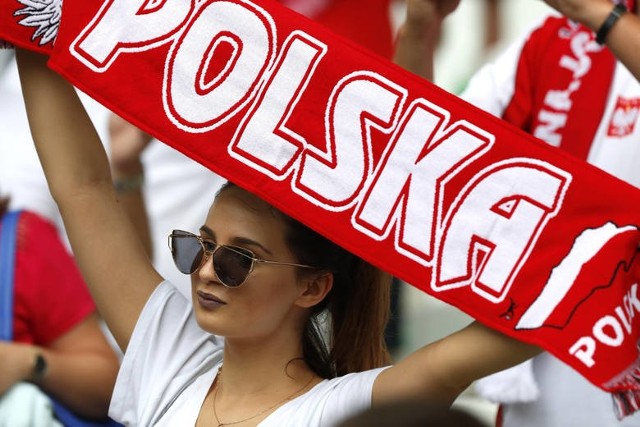 Polscy i szwajcarscy kibice na meczu Polska - Szwajcaria, Euro 2016. Polscy kibice należą do światowej czołówki i są zauważani na każdej imprezie, na której się pojawią. Podczas mistrzostw Europy we Francji widać i słychać ich na każdym meczu naszej kadry. Nie inaczej było podczas walki o ćwierćfinał ze Szwajcarią. Zobaczcie jak nasi rodacy dopingowali polską kadrę na stadionie w Saint-Etienne! Fantastycznie prezentowali się także kibice ze Szwajcarii. 