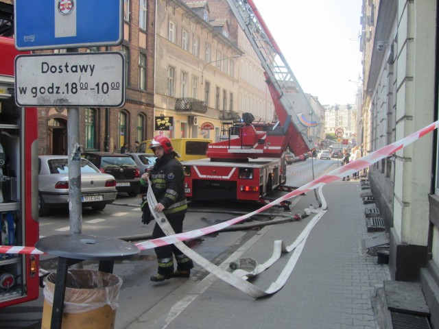 Ponad dwudziestu strażaków gasiło ogień na dachu kamienicy  przy ul.Długiej w Poznaniu.