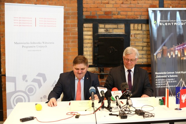 Umowę podpisali Leszek Ruszczyk, wicemarszałek województwa mazowieckiego oraz Włodzimierz Pujanek, dyrektor "Elektrowni".