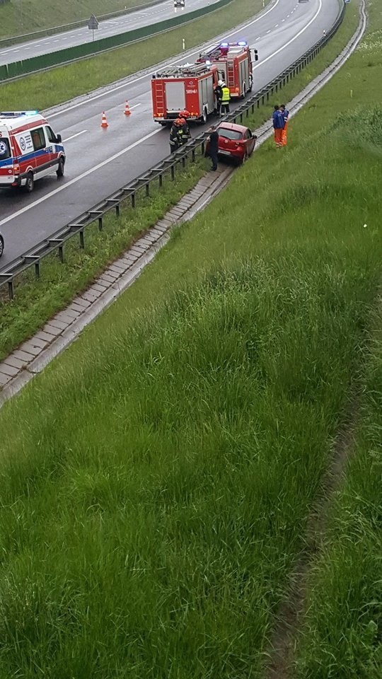 Wypadek na A1 między zjazdem Żory a zjazdem Świerklany. Osobowa mazda wypadła z autostrady za barierki ZDJĘCIA