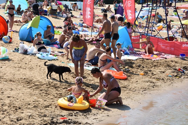 Pieczyska to najbardziej znany kurort nad Zalewem Koronowskim. W tygodniu plażowiczów mniej, za to w weekendy zjeżdżają nad wodę tłumy. Znalezienie miejsca w ośrodkach wypoczynkowych graniczy z cudem. Dodatkową atrakcją imprezy nad Zalewem Kornowskim, których w tym sezonie całkiem sporo. Rosnąca liczba utonięć w Polsce: Jak zapobiec tragedii?