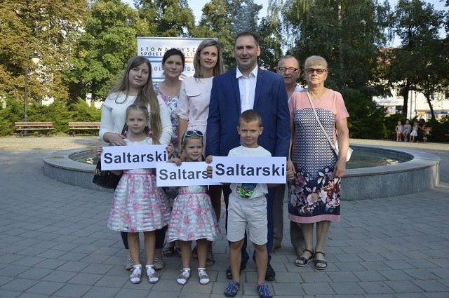 Marcin Saltarski kandydatem na burmistrza Komitetu Wyborczego Dla Ponidzia. Jak mówi w jego życiu największą wartością jest dla niego rodzina, która licznie wspierała go 23 sierpnia na konferencji w Pińczowie.