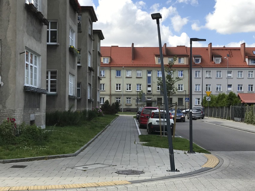 Kierowcy koszą nowe słupy lamp w rejonie ulic Długiej i Ogrodowej. Raz po raz (zdjęcia)