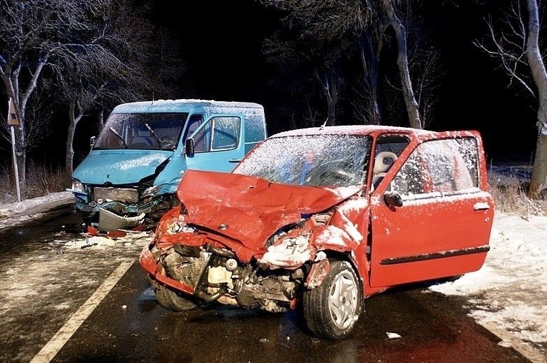 Ancuty. Czołowe zderzenie busa z seicento. Dwoje rannych w szpitalu (zdjęcia)