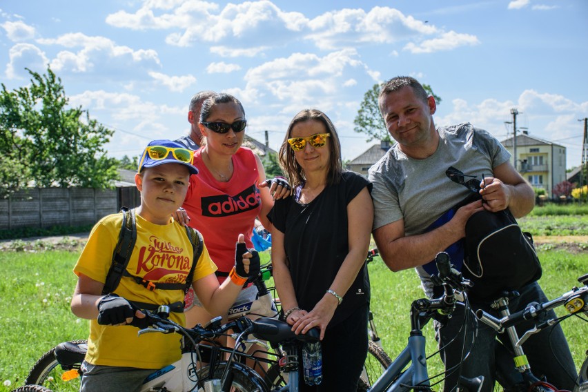 Rodzinny rajd rowerowy w gminie Sitkówka - Nowiny. Wspólnie pokonali ponad 25 kilometrów