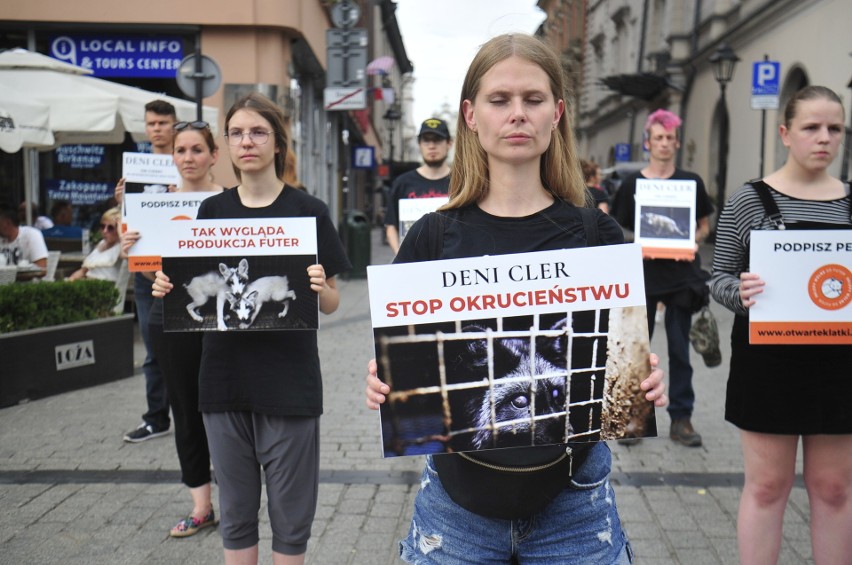 Kraków. Protest przeciwko hodowaniu zwierząt na futra
