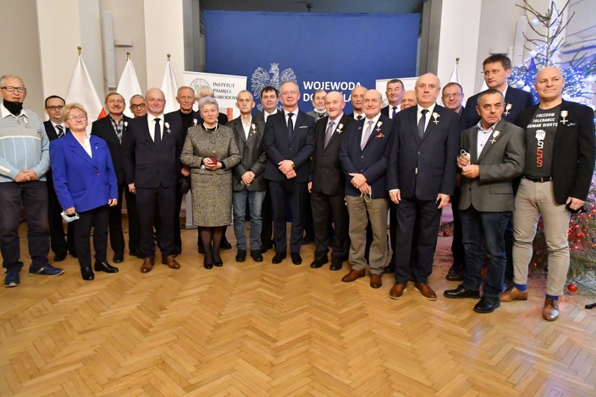 Odznaczenie Krzyżami Wolności i Solidarności działaczy opozycji demokratycznej z czasów PRL [ZDJĘCIA]