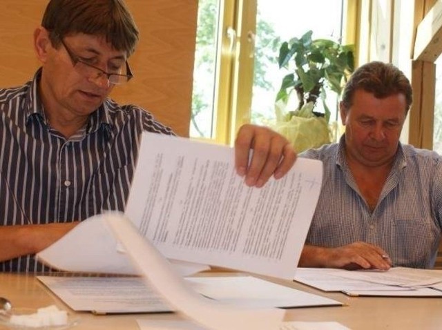 Umowę podpisali wójt Zbigniew Szczepański i Józef Urbaniak