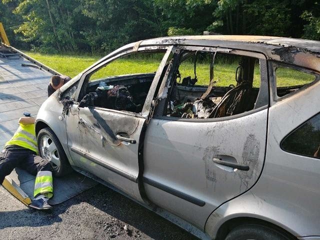 Na zjeździe z A4 na Chorzów Batory płonął Mercedes A klasa. Strażakom udało się ugasić pożar.  Zjazd jednak nadal jest zablokowany.