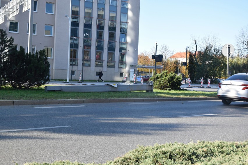 Policjanci pracują na miejscu wypadku, do którego doszło w...