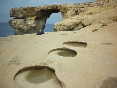 Niezwykłe formy skalne na wybrzeżu Gozo
