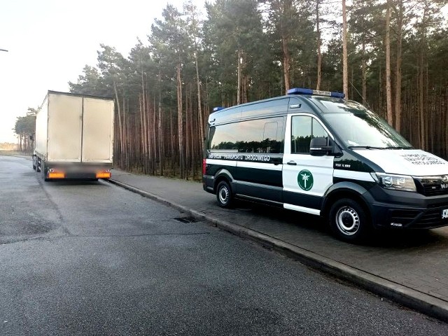 Chcąc zyskać na czasie, aktywności rejestrowali na karcie innego kierowcy. Pozorna oszczędność w obu przypadkach, które wyszły na jaw dzięki kontrolom inspektorów małopolskiej i kujawsko-pomorskiej Inspekcji Transportu Drogowego, skończyła się trzymiesięcznym zatrzymaniem prawa jazdy.