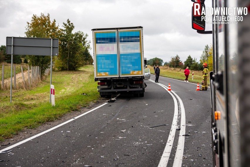 Wypadek na DK 16. Samochód osobowy zderzył się z ciężarówką. Kobieta trafiła do szpitala