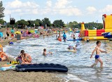 Upalna środa nad Jeziorem Tarnobrzeskim. Plażowicze wypoczywają nad wodą i korzystają z pięknej pogody. Zobacz zdjęcia