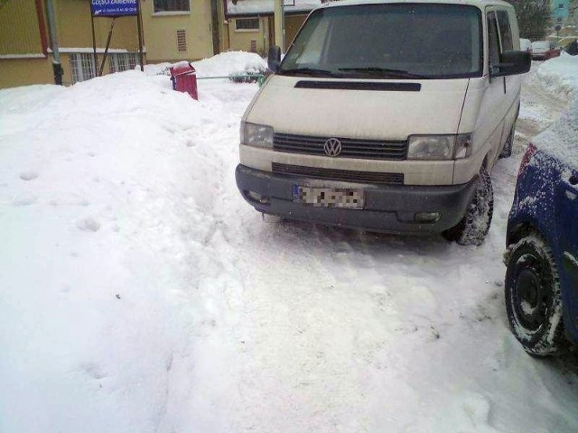 Ten volkswagen konkretnie zatarasował przejście