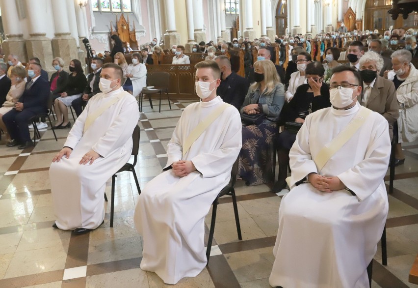 Diakon Dominik Kowalewski pochodzący ze Starachowic przyjął święcenia kapłańskie. Kim jest? (WIDEO, ZDJĘCIA)