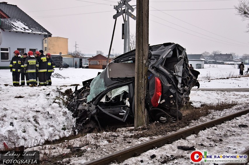 65-letni kierowca nissana wjechał pod pociąg w Wierzbicy...