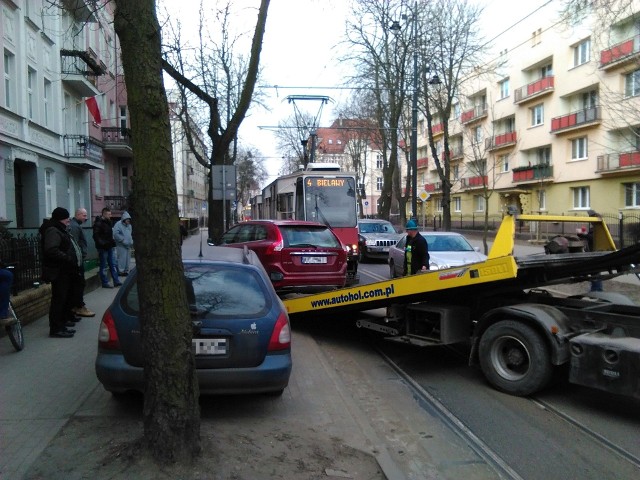 Samochód, który był tak zaparkowany, że zablokowano przejazd ulicą Chodkiewicza, został już odholowany przez lawetę