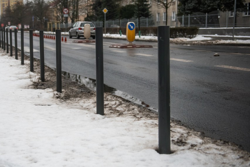 Biorąc pod uwagę, że średni koszt zakupu i montażu słupka...