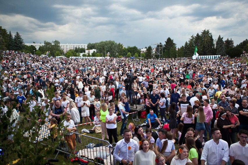 Koncert Jednego Serca Jednego Ducha 2022 w Rzeszowie. Mimo ulewy w Parku Sybiraków były tłumy [ZDJĘCIA, WIDEO]