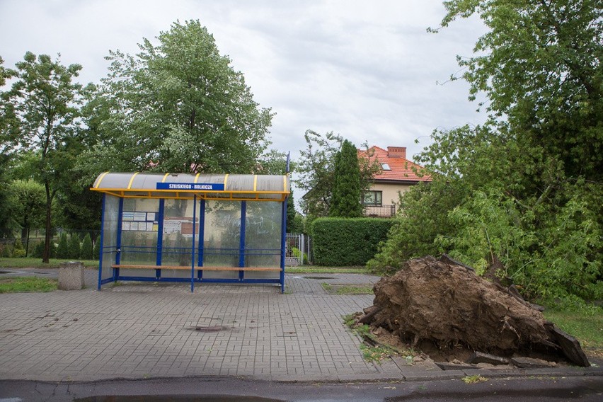 Gwałtowna burza w Tarnowie, ranni i spore zniszczenia [ZDJĘCIA INTERNAUTÓW]