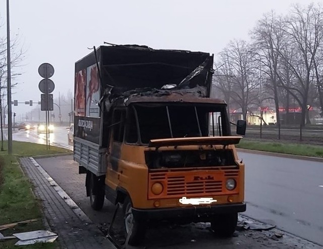 Mieszkańcy alarmują, że przy al. Jana Pawła II znajduje się spalony wrak samochodu marki Żuk, który został wykorzystany do akcji antyaborcyjnej.