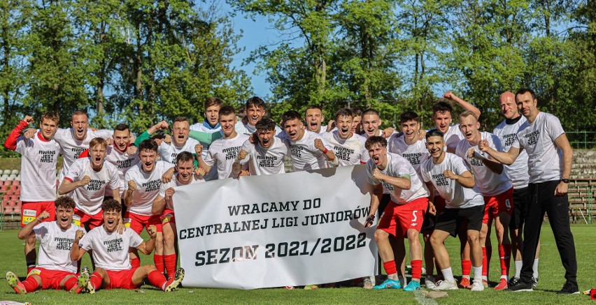 Tak piłkarze Korony Kielce do 19 lat po zwycięstwie z Resovią Rzeszów fetowali awans do Centralnej Ligi Juniorów!