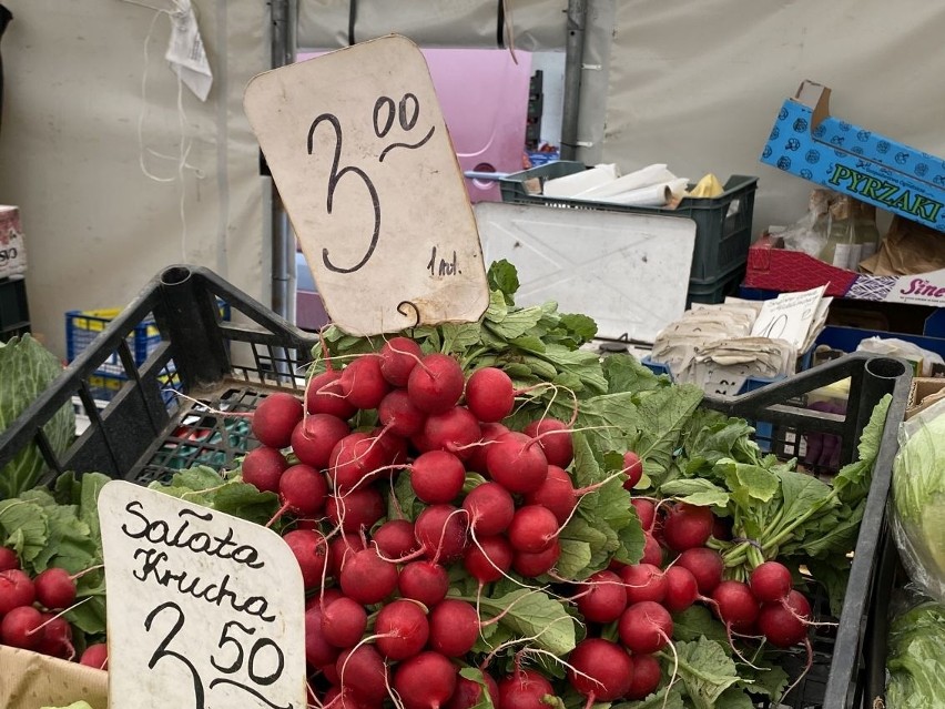 Ogromny wybór warzyw i owoców na kieleckich bazarach. Jakie ceny? Po ile bób, ogórki, fasolka i morele? Zobacz zdjęcia 