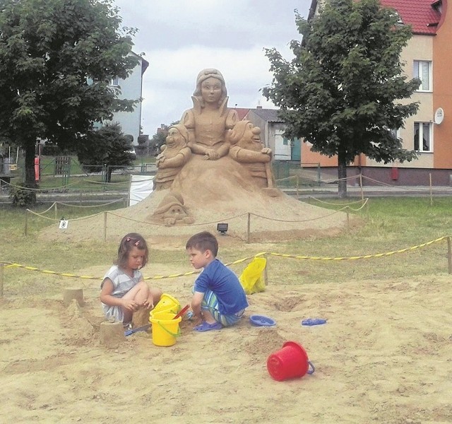 W ubiegłym roku, podczas festiwalu w Ińsku, z piasku powstały bajkowe postacie, między innymi Królewna Śnieżka i krasnoludki.