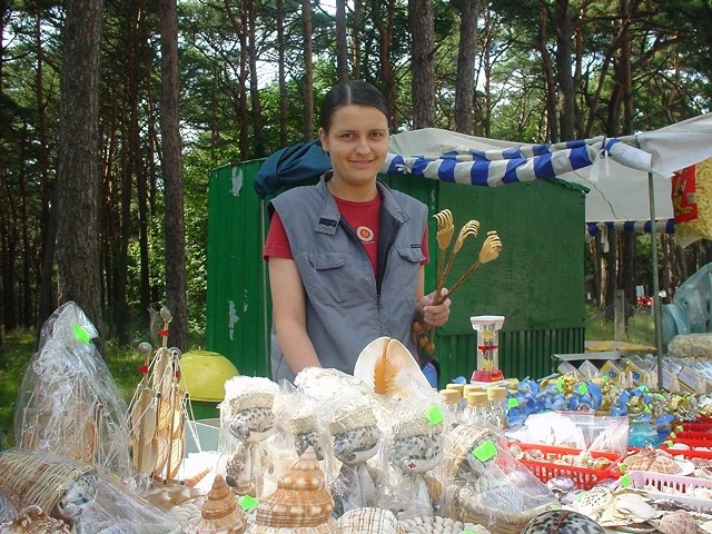 Najwięcej turystów kupuje pamiątki ze straganów znajdujących się niedaleko zejść na plażę. Aleksandra Wronkiewicz mówi, że najlepiej sprzedają się u niej niewelkie muszelki i delfinki.