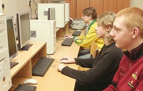 Uczniowie &#8222;dziesiątki&#8221; w pracowni informatycznej