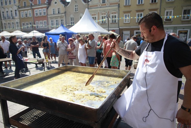 Niedziela, trzeci dzień ósmej edycji Festiwalu Opolskich Smaków, poświęcony jest kuchni wegetariańskiej. Zupy tajskiej już można był spróbować. O 17.00 zaplanowano degustację paelli, autorstwa Mariusza Szweda.